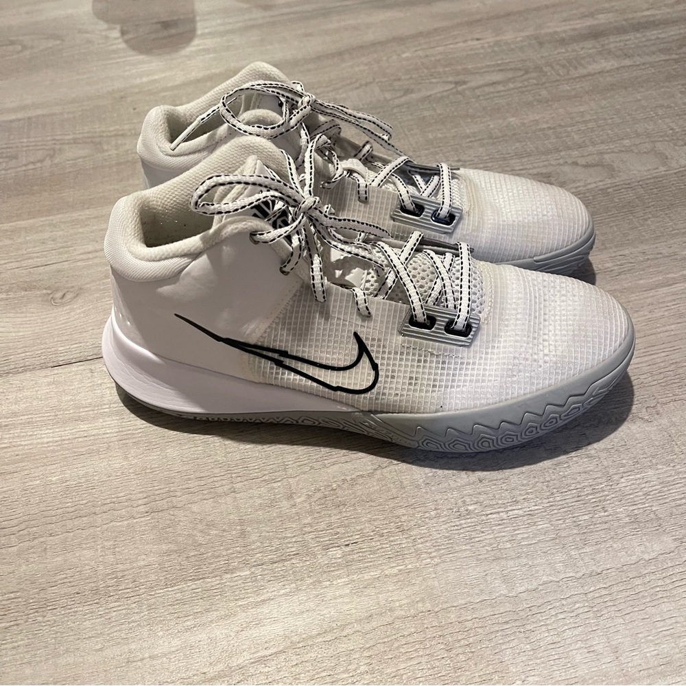 Nike Men’s Kyrie Flytrap 4 Basketball Shoes Sneakers White Black Silver Size 8